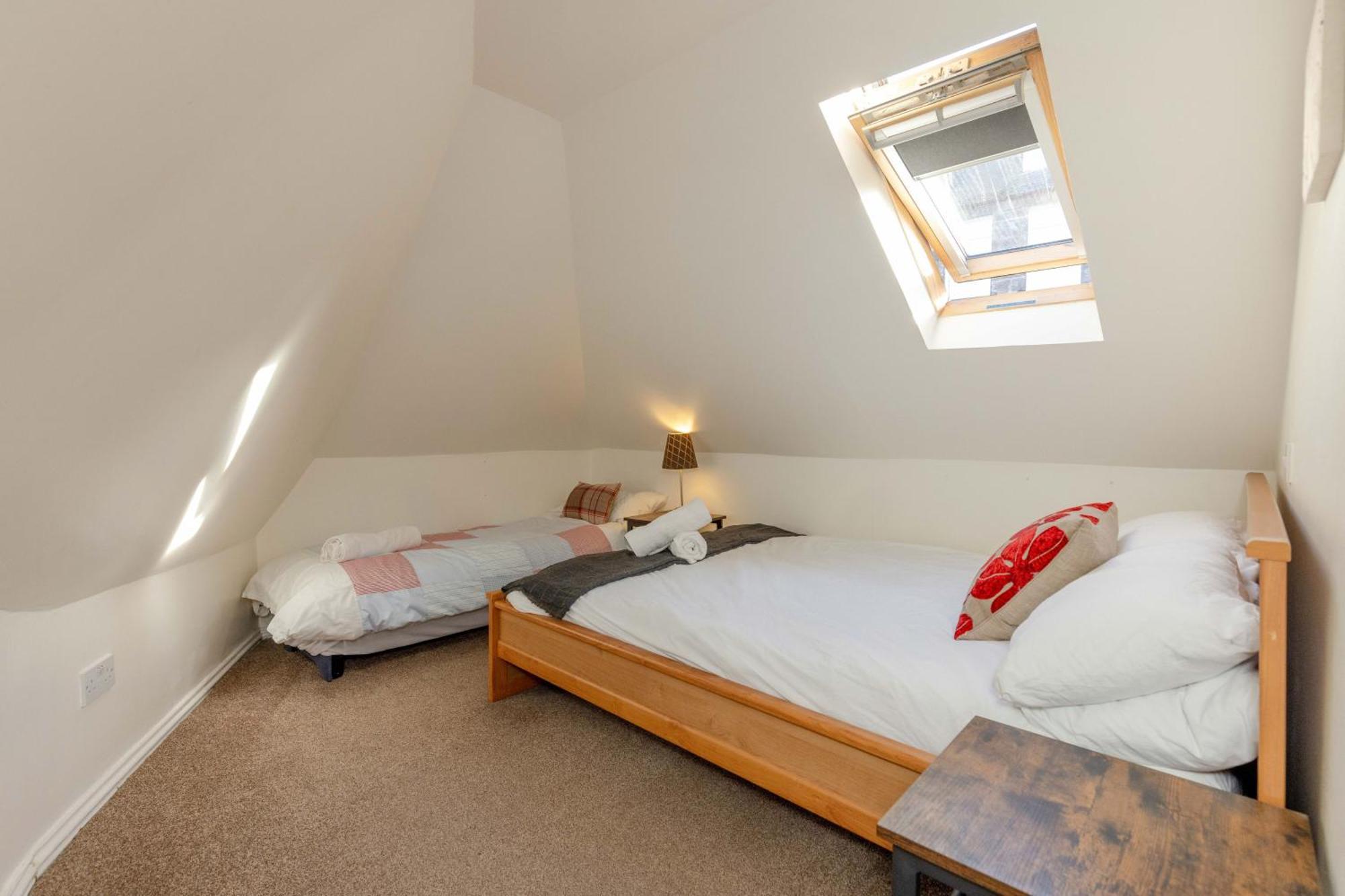 Traditional 3 Bedroom Quiet Duplex Flat By High St, Trams And Buses - Just 1-5 Miles To Centre EDI Eksteriør bilde